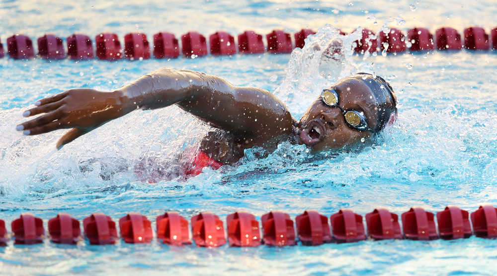 Photo of Simone Manuel swimming freestyle