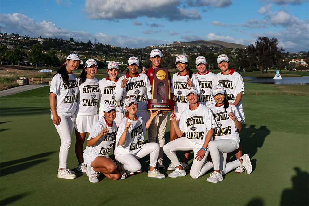 Women’s golf team holding trophy